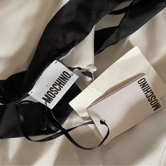Moschino: COUTURE! Black & White 100% silk LOGO scarf NWT - Picture 6 of 6